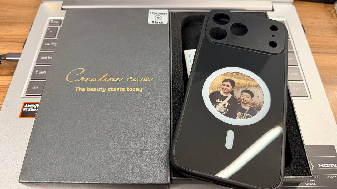 Custom photo displayed on phone case e-ink screen